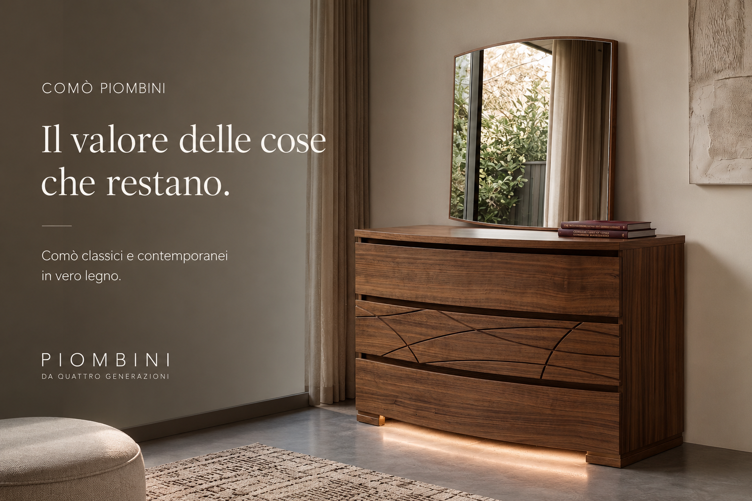 Collezione Comò Piombini con comò classico in vero legno, specchiera coordinata e ambiente notte elegante. Il messaggio "Il valore delle cose che restano" racconta la collezione di comò classici e contemporanei in vero legno.