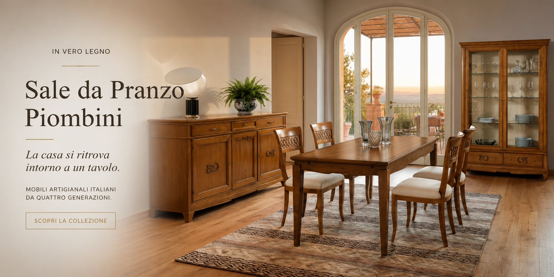 Collezione Sale da Pranzo Piombini in Vero Legno con tavolo, sedie, credenza e vetrina coordinati in un ambiente luminoso ed elegante. Un progetto d'arredo classico e contemporaneo pensato per vivere la casa ogni giorno.
