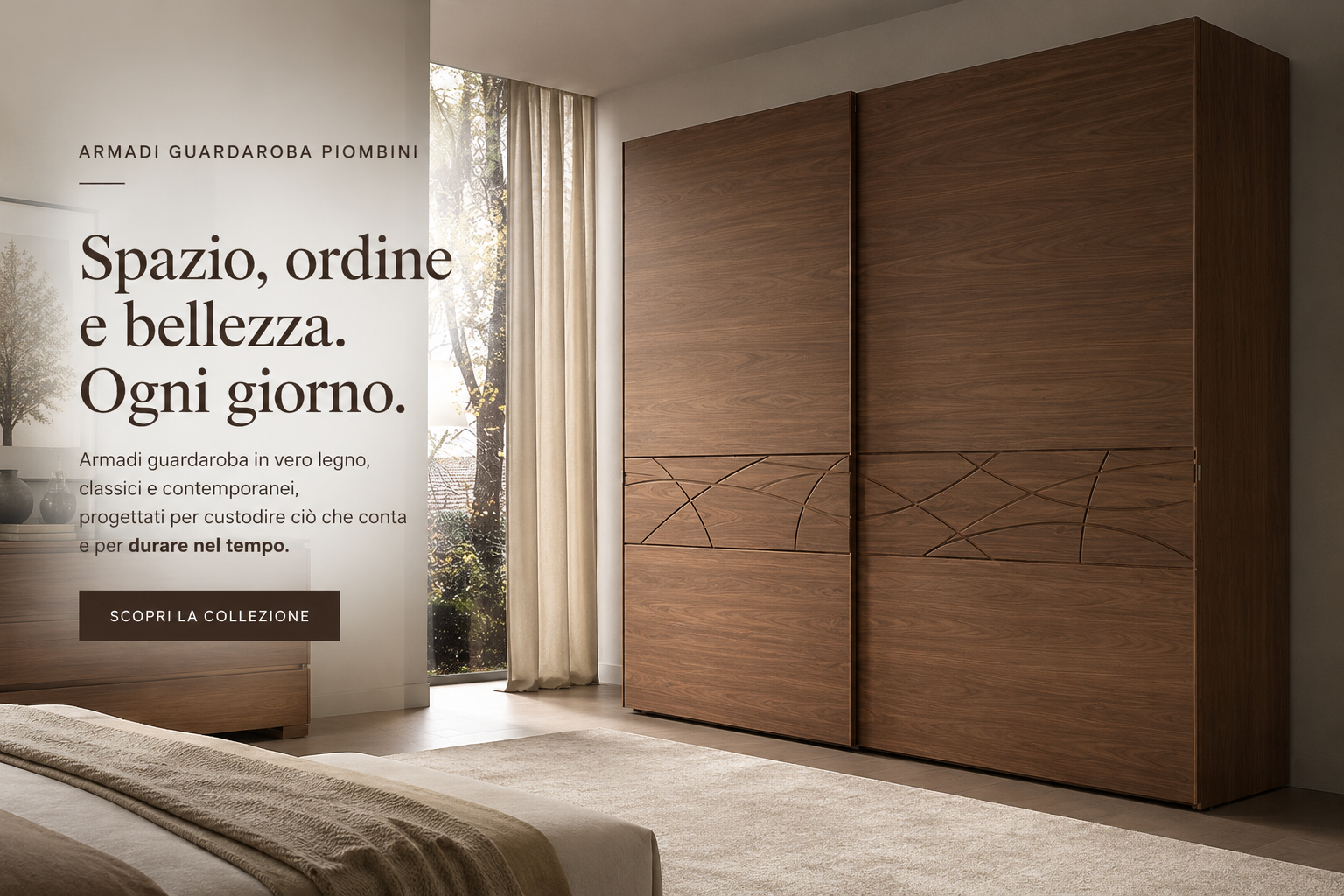 collezione Armadi Guardaroba Piombini con armadio in vero legno dalle linee contemporanee, inserito in una camera da letto elegante dai toni caldi e naturali, progettata per valorizzare ordine, spazio e qualità artigianale.