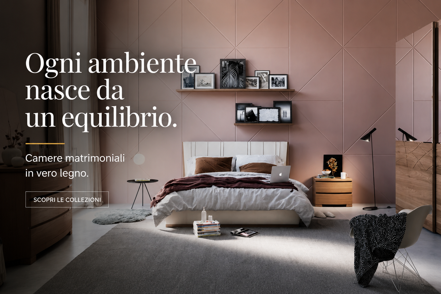 Camera matrimoniale contemporanea in vero legno con letto imbottito, comò, comodini e armadio coordinati Piombini, inseriti in un ambiente luminoso dalle linee essenziali e dall'atmosfera elegante e rilassante.