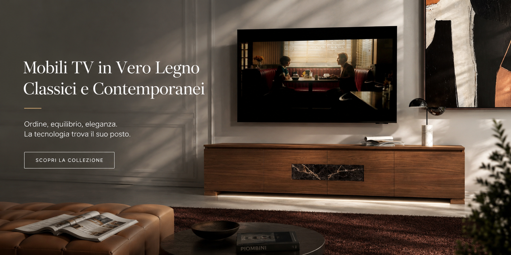 Mobile TV contemporaneo in vero legno con televisore a parete, soggiorno elegante dai toni caldi, illuminazione naturale, opera d'arte moderna e arredo artigianale Piombini realizzato per organizzare con equilibrio la zona living.