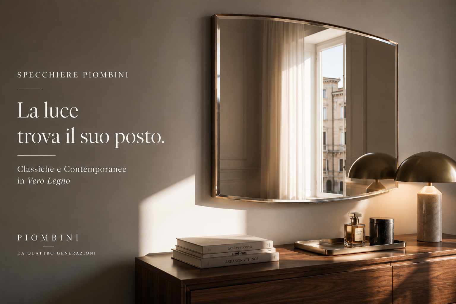 Specchiera Piombini classica e contemporanea in vero legno inserita sopra un comò in ciliegio, illuminata da luce naturale che valorizza le finiture artigianali e dona equilibrio, profondità ed eleganza all'ambiente domestico.