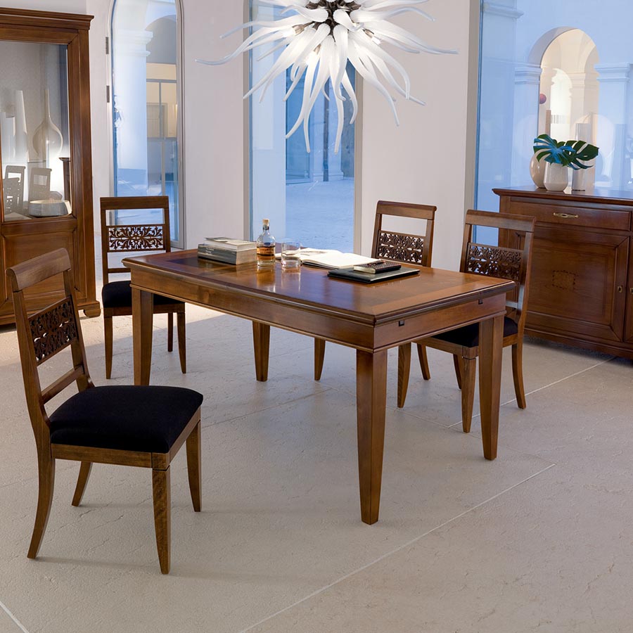 Tavolo rettangolare allungabile realizzato in legno massello, può