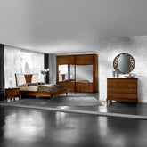 Camera matrimoniale classica D’Angiò con armadio a due porte scorrevoli, letto, comodino, comò e specchio coordinati in legno finitura ciliegio. CAM02