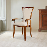 Capotavola classico con braccioli in legno massello e rivestimento in tessuto Ecrù – Collezione Arte Tiziano Piombini, lavorazione artigianale italiana.