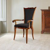 Capotavola classico con braccioli in legno massello e rivestimento in tessuto Nero – Collezione Arte Tiziano Piombini, lavorazione artigianale italiana.