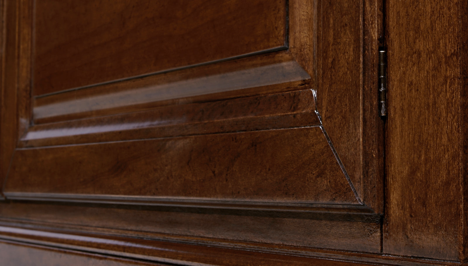 Dettaglio della lavorazione dell'anta per la Credenza madia contenitore classica in legno di ciliegio anta con bugna collezione Arte Piombini Mobili Classici Italiani 8812B