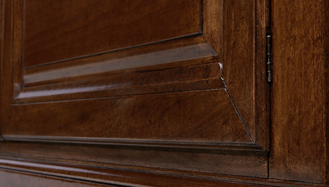 Dettaglio della lavorazione dell'anta per la Credenza madia contenitore classica in legno di ciliegio anta con bugna collezione Arte Piombini Mobili Classici Italiani 8812B