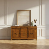 Credenza classica D'Este P3010 in ciliegio con sette cassetti e due ante decorate in noce canaletto, ambientata in un raffinato soggiorno italiano con boiserie e parquet a spina.
