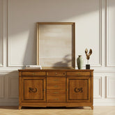 Credenza classica D'Este P3010 in ciliegio con sette cassetti e due ante decorate in noce canaletto, ambientata in un raffinato soggiorno italiano con boiserie e parquet a spina.