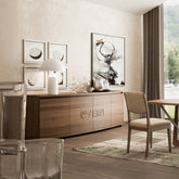 Credenza contemporanea Modigliani 8214F in vero legno di noce con quattro ante sagomate, decoro Comete intarsiato e apertura a gola integrata, inserita in elegante ambiente soggiorno contemporaneo