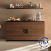 Credenza piccola moderna a tre ante in legno di noce con inserto centrale in marmo della collezione Modigliani di Piombini. Design compatto ed elegante, ideale per cucina o zona living. Artigianato italiano di alta qualità che fonde funzionalità e stile contemporaneo.