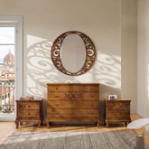 Bild des klassischen Schlafzimmer-Sets D'Angiò GRU03 von Piombini, bestehend aus 4-Schubladen-Kommode, zwei Nachttischen und durchbrochenem Spiegel aus Tanganika- und Tulipierholz. Finish der Möbel: GRN14 Bassano Chiaro Anticato. Historisches Appartement...