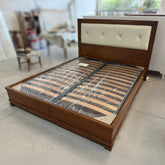 Vista laterale del letto classico Piombini con box contenitore. Struttura in legno massello, rete a doghe, eleganza sobria per camere raffinate.