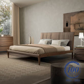 Letto matrimoniale in legno con testiera imbottita in pelle tortora, collezione Modigliani, ambientato in una camera elegante con mobili coordinati in noce canaletto. Edizione centenario 1925–2025.
