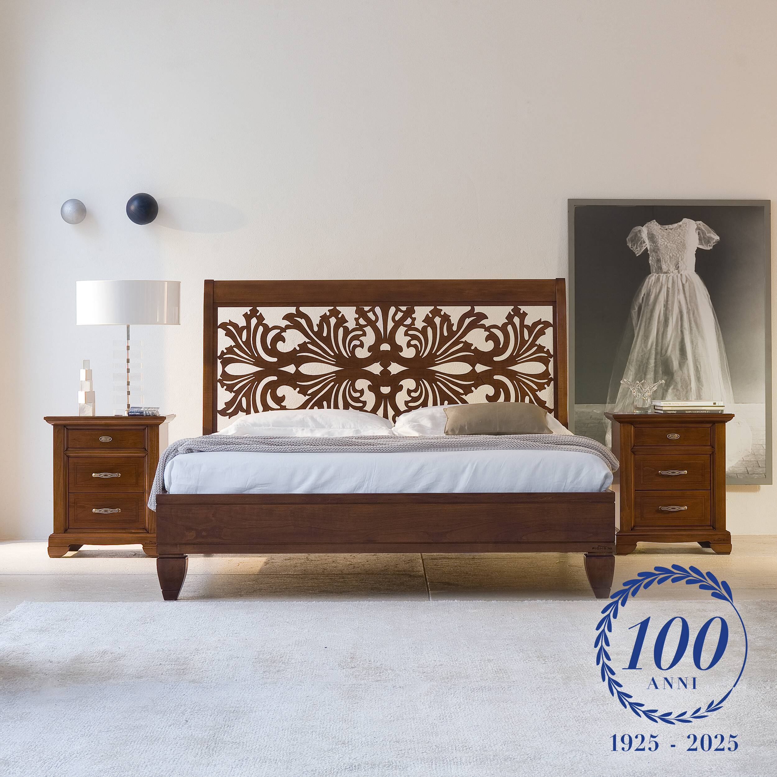 Letto matrimoniale classico in legno di ciliegio con raffinata testata traforata in stile barocco, collezione Arte di Piombini. Arredo elegante Made in Italy, celebrativo del centenario 1925–2025, perfetto per ambienti ricercati e senza tempo.