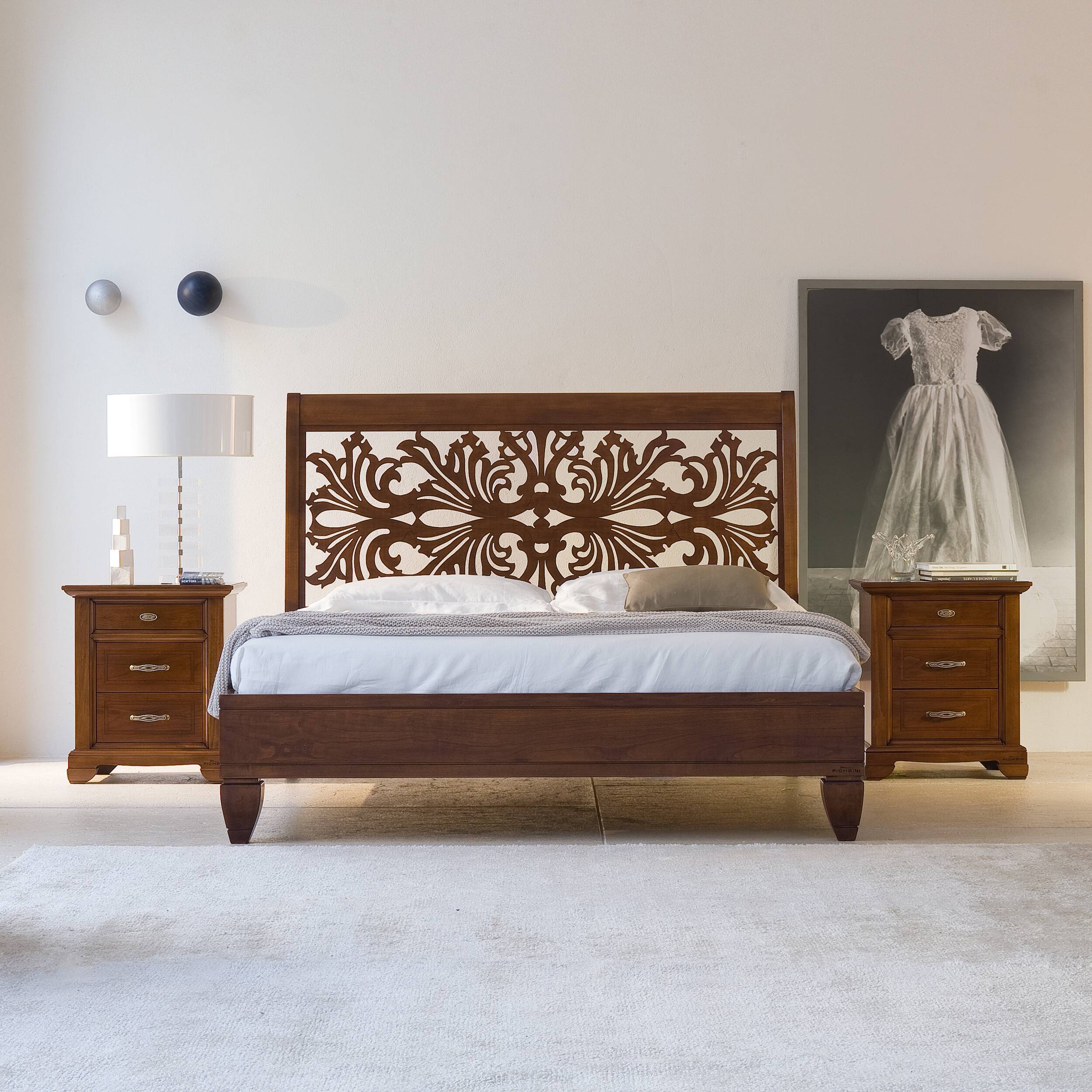 Letto matrimoniale in stile classico realizzato in pregiato legno di ciliegio con testata traforata decorativa, collezione Arte di Piombini. Design italiano raffinato ideale per camere da letto eleganti e tradizionali.