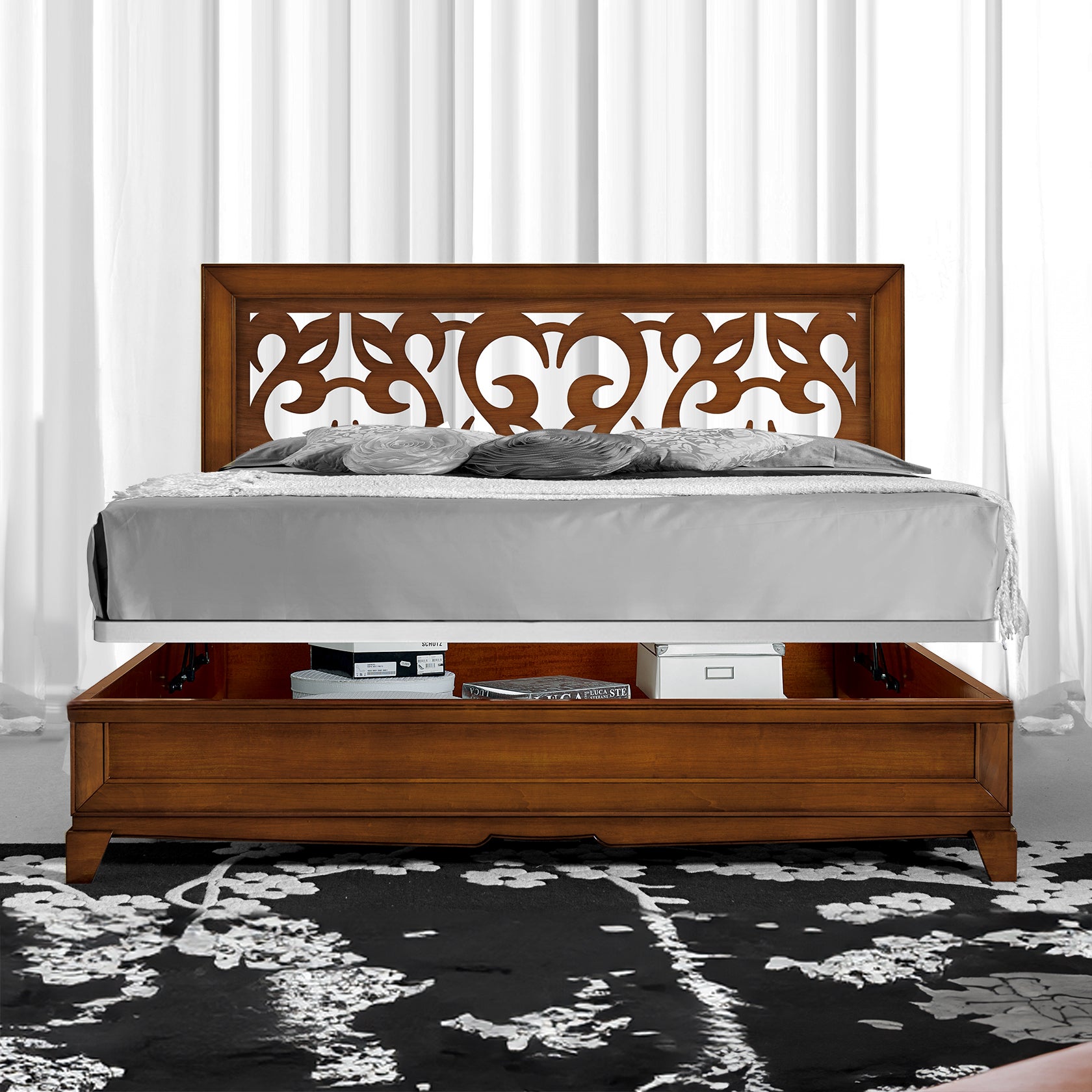 Letto matrimoniale classico D’Este in legno, con testata traforata e box contenitore aperto, pensato per unire eleganza, calore e spazio utile nella zona notte.