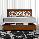 Letto matrimoniale classico D’Este in legno, con testata traforata e box contenitore aperto, pensato per unire eleganza, calore e spazio utile nella zona notte.