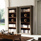 Libreria classica Codice 8813G della Collezione Arte Piombini, realizzata in legno di ciliegio con finitura artigianale. Dotata di 4 ripiani regolabili, è perfetta per arredare studi e salotti eleganti con uno stile senza tempo. Struttura imponente, raffinata e capiente, ideale per una disposizione ordinata di libri e oggetti di pregio.