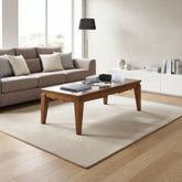 Tavolino rettangolare classico da salotto P3031 in legno di ciliegio con piano in vetro, inserito in un soggiorno contemporaneo con divano tortora, tappeto chiaro, mobile basso bianco e pavimento in legno.