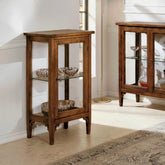 Vetrinetta Vetrina bassa Tiziano a 1 anta con ripiano in cristallo e schienale interno rivestito in tessuto bourette avorio. Un mobile classico compatto e raffinato, perfetto per soggiorno, ingresso o studio.