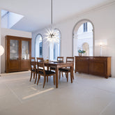 Sala da pranzo classica in legno di ciliegio con credenza, tavolo, sedie intarsiate e vetrina della Collezione Arte di Piombini. Arredamento artigianale italiano di alta qualità, in stile elegante e senza tempo.