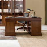 Un ambiente di lavoro raffinato prende forma attorno alla scrivania classica Arte in legno di ciliegio, proposta nei due formati da 160 cm (cod. 8840) e 180 cm (cod. 8841). Le linee eleganti, la struttura solida e il piano rivestito in Vera Pelle si combinano per offrire un’esperienza di scrittura e lettura unica, coniugando estetica e praticità artigianale.