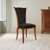 Sedia Isabella – Collezione Arte Tiziano
Struttura in legno massello sagomato, schienale alto imbottito e rivestimento in tessuto di alta qualità. Eleganza senza tempo, comfort autentico, lavorazione artigianale Piombini. Versione in tessuto Nero (T23) – Decisa, profonda, per spazi dal forte carattere.