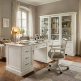 Studio completo STU303 della Collezione Arte D’Este con scrivania classica in legno e piano in vera pelle tortora, poltrona girevole rivestita in pelle tortora e libreria con tre ante scorrevoli in vetro e decoro. Finitura in legno ciliegio, stile classico e artigianalità italiana.