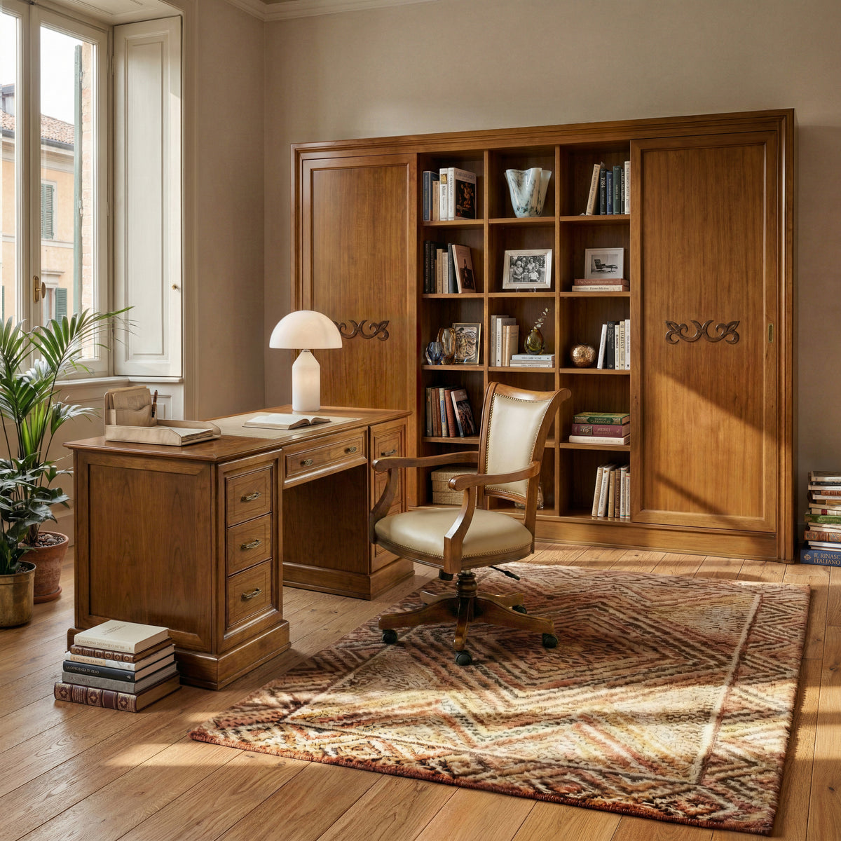 Ambiente elegante e funzionale, lo studio completo STU305 esprime l’anima della tradizione artigianale Piombini. Ogni elemento, dalla scrivania in legno di ciliegio con sette cassetti e piano in Vera Pelle, alla poltrona girevole rivestita in pelle naturale, fino alla grande libreria con ante scorrevoli e decoro Arte D’Este, è concepito per offrire bellezza, prestigio e praticità.
Un insieme armonico, capace di trasformare lo spazio di lavoro in un luogo autentico, personale, raffinato. Perfetto per chi de
