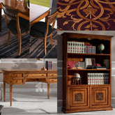 Composizione elegante con mobili coordinati: scrivania a cinque cassetti, libreria con ante intarsiate e sedia classica in legno. Artigianalità veronese e design armonico, firmati Collezione Arte Tiziano.