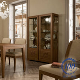 Vetrina moderna in legno di noce con doppia anta in vetro e decoro Comete, collezione Modigliani di Piombini. Mobile espositore elegante con ripiani in vetro, ideale per mostrare porcellane e oggetti preziosi in ambienti raffinati dal gusto classico contemporaneo.
