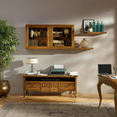 Composizione Giorno Studio Tiziano con base, pensile vetrina ante vetro e mensole. Realizzata dai maestri artigiani Piombini per portare eleganza e funzionalità nella zona giorno.