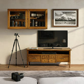 Composizione Porta TV Tiziano con base e pensile vetrina due ante in vetro molato. Un arredo Piombini che racconta l’eleganza classica e il valore autentico dell’artigianato italiano.