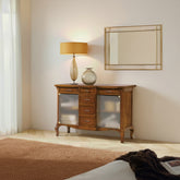 Una consolle classica raffinata, con sei cassetti e due ante in vetro satinato che alleggeriscono la struttura e donano luce agli ambienti. Funzionalità ed eleganza artigianale in un unico mobile firmato Piombini.