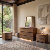 Set completo per camera da letto Piombini della collezione contemporanea Modigliani, codice SKU GRU05, composto da comò (SKU 8270D), specchiera (SKU 8275) e coppia di comodini (SKU 8271D) ambientati in una stanza moderna con grande vetrata.