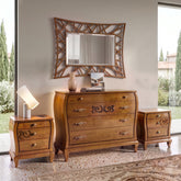 Scena camera da letto con gruppo comò e comodini classici Visconti Piombini in ciliegio, specchiera rettangolare traforata e pavimento in terrazzo. I mobili presentano intarsi e finitura lucida.