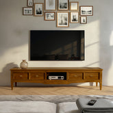 Porta TV classico Tiziano con due cassetti e vano giorno, realizzato a mano dai maestri artigiani Piombini. Eleganza e tradizione che arricchiscono il soggiorno.