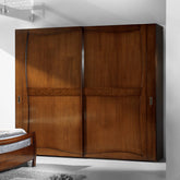 Armadio guardaroba classico Visconti in legno con due porte scorrevoli e decoro in noce canaletto, ambientato in camera da letto e disponibile nei modelli P4331 L 280 cm e P4332 L 240 cm.