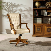 Poltrona sedia classica girevole Tiziano in legno massiccio di faggio e vera pelle, con schienale alto e ruote. Eleganza artigianale per studio, ufficio.