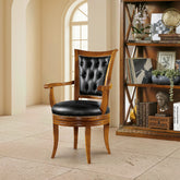 Poltrona classica girevole con 4 gambe in legno massiccio e rivestimento in vera pelle capitonné. Eleganza, comfort e artigianato italiano si uniscono in un capolavoro senza tempo, perfetto per studio, ufficio o ambienti di rappresentanza.