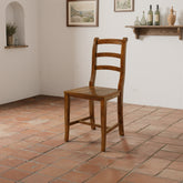 Sedia campagnola Borgo Antico RH4101, robusta e senza tempo, con seduta in legno massiccio. Una sedia campagnola solida ed essenziale, con seduta in legno massiccio. Tradizione, semplicità e durata che portano in casa l’autenticità dei valori di un tempo.