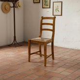 Sedia campagnola Borgo Antico RH3101, in legno massiccio con seduta in paglia intrecciata. Una sedia campagnola autentica e robusta, realizzata in legno di faggio massiccio con seduta in paglia intrecciata a mano. Tradizione, calore e semplicità senza tempo.