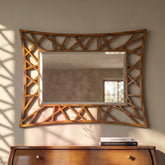 Specchiera classica rettangolare traforata in legno di ciliegio della collezione Visconti di Piombini, codice SKU P4157. Lo specchio è posizionato frontalmente sopra un comò, in un ambiente caldo illuminato dalla luce naturale del sole.