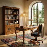 Studio completo classico Piombini con scrivania in legno, libreria due ante con intarsio e poltrona girevole in vera pelle capitonné, ambientato in uno studio elegante nella finitura GRN14 Bassano Chiaro Anticato.