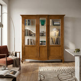 Vetrina classica 2 ante RH607 in legno massello con vetro molato e intarsio floreale, inserita in un soggiorno luminoso: equilibrio perfetto tra eleganza, proporzioni e leggerezza visiva.