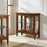 Piccola vetrinetta classica bassa a due porte con ripiani in cristallo, raffinata e luminosa. Un gioiello d’arredo che custodisce con eleganza i tuoi ricordi più preziosi.