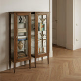 Una vetrinetta elegante e compatta, con anta in legno e ripiani in cristallo. Ideale come vetrina espositore per oggetti preziosi, libri e dettagli di stile. Piombini