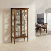 Una vetrinetta classica che unisce trasparenza e raffinatezza: la Tiziano con ripiani in cristallo dona charme ed eleganza alla tua casa.